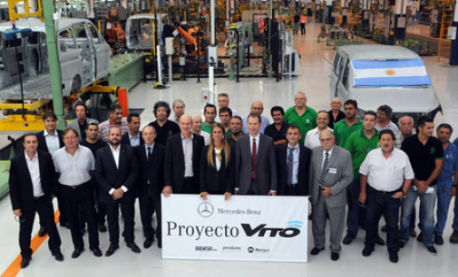 Mercedes Benz se comprometió a sumar 900 empleados a su planta de Virrey del Pino