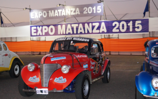 Autos antiguos que embellecieron los exteriores de la expo