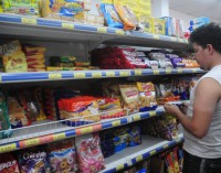 El Gobierno analiza bajar el IVA en productos de la canasta básica