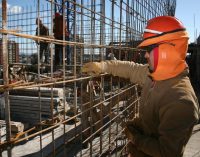 Se agrava la crisis económica: la construcción se hundió casi 20% y la industria un 8%