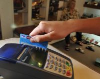 El Gobierno anunció la baja de las comisiones que cobran las tarjetas