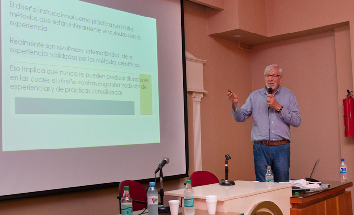 El especialista español Miguel Zapata-Ros brindó una charla sobre educación en la UNLaM