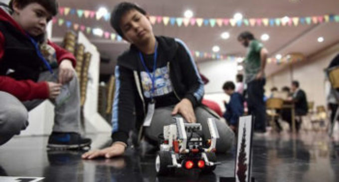 Más de cien chicos participaron de un taller con robots y juegos de electrónica e ingeniería en la UNLaM
