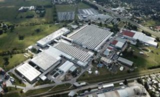 Mercedes Benz, una de las firmas que reabrió en La Matanza: “Hay un compromiso de mantener a todos los trabajadores”