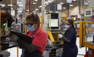 En la primera mitad del año, el empleo registrado en el sector privado creció 2,5 por ciento
