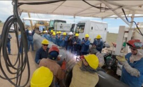 La primera soldadura de caños del Gasoducto Presidente Néstor Kirchner se concretó a la altura de la localidad bonaerense de Salliqueló